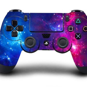 Op de afbeelding: Een zwarte PlayStation 4-controller met een galaxy-thema ontwerp. De controller heeft een blauw en paars nevelpatroon met witte sterren.