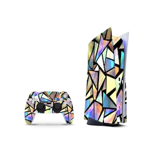 Könnte beinhalten: Eine Spielkonsole und ein kabelloser Controller mit einer dekorativen Folie im geometrischen Buntglas-Design. Das Muster besteht aus irisierenden, mehrfarbigen dreieckigen Formen in Blau-, Rosa- und Gelbtönen, die durch dicke schwarze Linien voneinander getrennt sind.