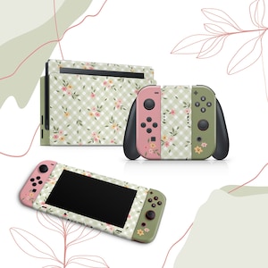 以下が含まれることがあります： ピンクとグリーンのJoy-Conコントローラーセットが付いた、花柄のNintendo Switchコンソール。コンソールとコントローラーは、グリーンとホワイトのギンガムチェック柄にピンクとイエローの花が描かれています。