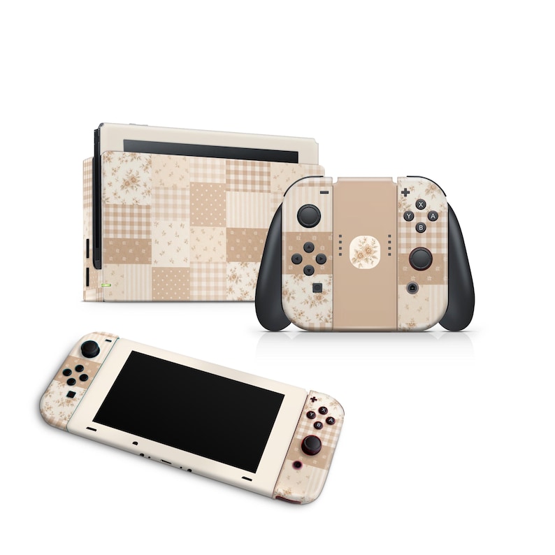 Pu&ograve; includere: Una console Nintendo Switch beige, controller Joy-Con e dock, tutti con un design patchwork con motivi floreali e a quadri. I controller hanno dettagli e pulsanti neri. Lo schermo &egrave; nero.
