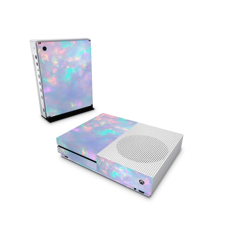 Puede incluir: Una consola Xbox Series X blanca con una piel de &oacute;palo iridiscente. La consola se muestra en orientaciones vertical y horizontal.