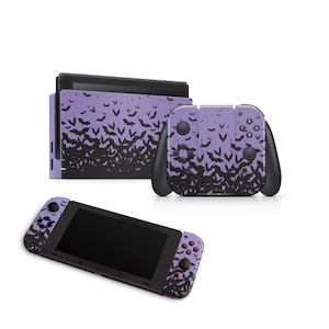 Op de afbeelding: Een paarse en zwarte Nintendo Switch-console en -controller met een vleermuispatroon. De console is op de achtergrond en de controller is op de voorgrond.