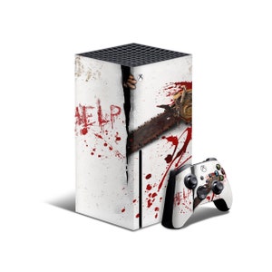 Op de afbeelding: Een witte Xbox Series X console en controller met een aangepaste skin met een bloederige kettingzaag en het woord "HELP" in rood.