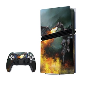 Könnte beinhalten: Eine schwarze und grüne Videospielkonsolen-Haut mit einem Feuer speienden Drachen. Die Haut ist für die Playstation 5 Konsole konzipiert. Die Haut beinhaltet auch eine passende Controller-Haut.