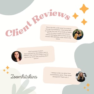 Puede incluir: Gr&aacute;fico con rese&ntilde;as de clientes para ZoomHitSkins. Las rese&ntilde;as est&aacute;n en burbujas de di&aacute;logo con fotos de los revisores. El texto incluye frases como "PS5 Controller Custom" y "change the look of my kindle". El logotipo de ZoomHitSkins tambi&eacute;n es visible.