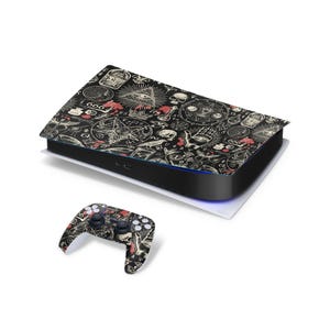 Könnte beinhalten: Eine Spielkonsole und ein kabelloser Controller mit einer schwarz-cremefarbenen Folie, die okkulte Illustrationen wie Totenköpfe, das allsehende Auge, einen Ziegenkopf, Hände und die Zahl 660 in einem sich wiederholenden Muster auf den Oberflächen zeigt.