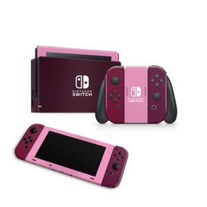 Puede incluir: Una consola y mandos Nintendo Switch en una combinaci&oacute;n de colores burdeos y rosa. La base de la consola es burdeos con el logotipo de Nintendo Switch. Los mandos son rosas y burdeos con detalles en negro. El dispositivo port&aacute;til es rosa y burdeos.
