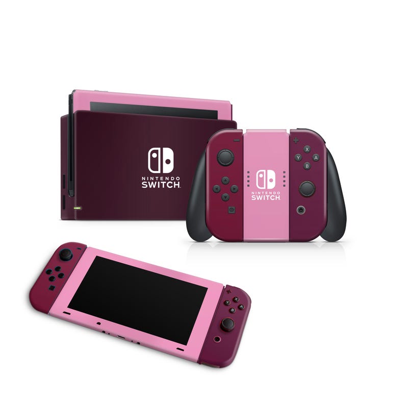 Puede incluir: Una consola y mandos Nintendo Switch en una combinaci&oacute;n de colores burdeos y rosa. La base de la consola es burdeos con el logotipo de Nintendo Switch. Los mandos son rosas y burdeos con detalles en negro. El dispositivo port&aacute;til es rosa y burdeos.