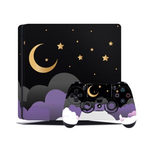 Puede incluir: Una consola PlayStation 4 negra y un mando con una piel personalizada que presenta un diseño de cielo nocturno con una luna creciente y estrellas. El mando tiene un diseño de nube morado y gris.