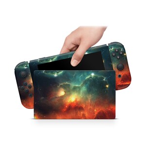 Op de afbeelding: Een kleurrijke galaxy-huid voor een Nintendo Switch-console. De huid heeft een nevel met tinten rood, oranje, geel, groen en blauw.