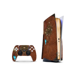 Pode incluir: Uma capa de consola de videojogos castanho e dourado com um design de caveira e ossos cruzados. A capa é desenhada para parecer um livro antigo com uma capa de couro desgastada. A capa também é compatível com uma capa de comando correspondente.