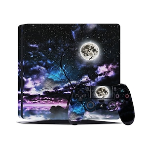 Puede incluir: Una piel negra para consola PlayStation 4 y mando con un diseño de cielo nocturno oscuro, nubes, luna llena y silueta de árbol.