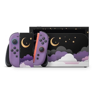 Può includere: Una console Nintendo Switch con un design personalizzato a tema cielo notturno. I controller Joy-Con viola hanno dettagli neri e un design a mezzaluna. La base ha un design abbinato con nuvole, stelle e una mezzaluna.