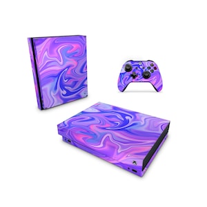 Puede incluir: Una piel para la consola Xbox Series X y el mando, con un diseño de mármol en color morado, rosa y azul. El diseño se asemeja a un líquido.