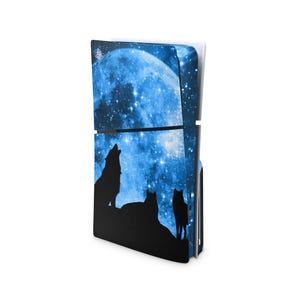 Può includere: Una skin per console Playstation 4 blu e nera con un design a galassia e luna. Tre silhouette di lupi ululano alla luna.