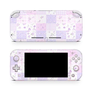 Op de afbeelding: Een witte keramische mok met een zwart handvat en de tekst "But First, Coffee" in een zwarte, handgeschreven lettertype. De mok staat op een wit oppervlak.