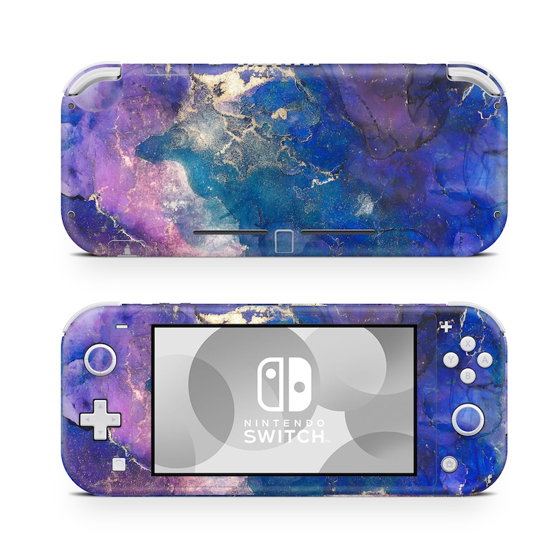 Pode incluir: Um console Nintendo Switch Lite roxo, azul e dourado com um design de m&aacute;rmore. O console tem uma tela branca com o logotipo do Nintendo Switch e texto.