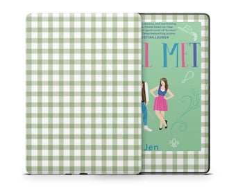 以下が含まれることがあります： 緑と白のギンガムチェック柄のKindleカバー。本を開くと、本のタイトル「I'll Met」が表示されます。本の表紙のイラストは、ピンクのスカートを着た女性です。著者の名前も表示されています。