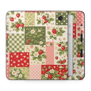 以下が含まれることがあります： イチゴ、白い花、緑の葉が、ギンガムチェックや水玉模様など、さまざまな背景に配置されたパッチワークデザインのデジタルタブレット。 タブレットには黒い縁と白い画面があります。
