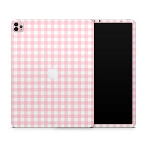 Op de afbeelding: Een tablet met een roze en wit geruit vichy-patroon. Het apparaat heeft een zwart scherm en een wit Apple-logo. De achterkant van de tablet is bedekt met het roze en witte ruitpatroon. Afmetingen: ongeveer 25 cm x 18 cm.