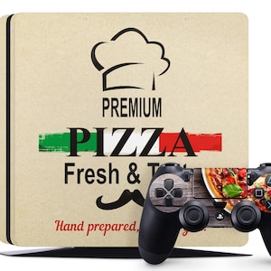 Op de afbeelding: Een zwarte PlayStation 4 console en controller met een aangepaste skin met een vintage pizza-ontwerp. Het ontwerp bevat een koksmuts, het woord "PREMIUM", het woord "PIZZA" in groen en rood, de woorden "Vers & Lekker", een snor en de tekst "Handgemaakt".