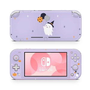 Pu&ograve; includere: Una console Nintendo Switch Lite color lavanda con la grafica di un fantasma bianco che indossa un cappello da strega e tiene in mano tre palloncini. Lo schermo mostra il logo Nintendo Switch e la scocca &egrave; decorata con piccole zucche arancioni e stelle.