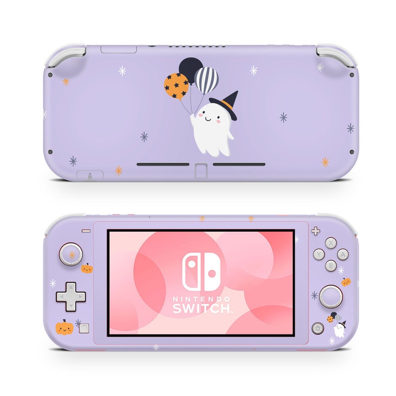 Pu&ograve; includere: Una console Nintendo Switch Lite color lavanda con la grafica di un fantasma bianco che indossa un cappello da strega e tiene in mano tre palloncini. Lo schermo mostra il logo Nintendo Switch e la scocca &egrave; decorata con piccole zucche arancioni e stelle.