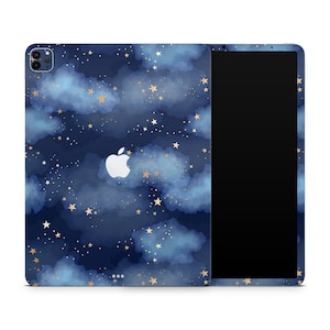 Könnte beinhalten: Eine blaue und goldene iPad-Hülle mit einem Aquarell-Design aus Wolken und Sternen. Die Hülle hat einen Ausschnitt für das Apple-Logo.