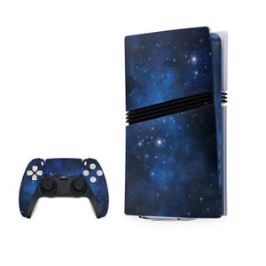 Può includere: Una console per videogiochi blu e nera con un design a galassia. La console è in piedi e ha un controller abbinato.