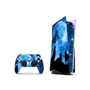 Può includere: Una console di gioco e un controller wireless con una stampa galassia blu, una grande luna piena e le sagome di tre lupi. La skin della console mostra i lupi in piedi su una cresta rocciosa contro il luminoso sfondo celeste.