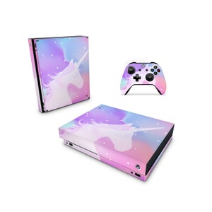 Könnte beinhalten: Eine rosa und violette Xbox-Konsolen- und Controller-Haut mit einer weißen Einhorn-Silhouette auf holografischem Hintergrund.
