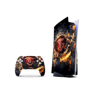 Könnte beinhalten: Eine Spielkonsole und ein kabelloser Controller mit einer grafischen Folie, die ein feuriges, leuchtendes rotes Auge zeigt, umgeben von dunklen, strukturierten Schuppen und orangefarbenen Flammen. Das Design bedeckt die Konsole und den Controller.