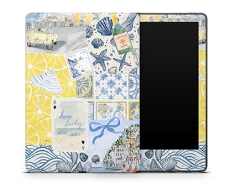 Può includere: Una custodia decorativa per tablet con un collage di illustrazioni a tema italiano. Il design include un'auto gialla, limoni, conchiglie, piastrelle blu e il testo "how lucky are we".