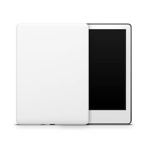 Könnte beinhalten: Ein weißes Tablet-Computer mit einem schwarzen Bildschirm, geschlossen und flach auf einer weißen Oberfläche liegend.