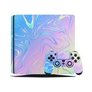 Op de afbeelding: Een console-skin met een blauwe, roze en gele swirl-patroon voor een Playstation 4-console en een bijpassende controller-skin.