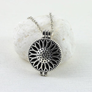 Collier diffuseur d&#39;aromathérapie pour huiles essentielles, coussinets en feutre, pendentif médaillon diffuseur d&#39;huile de fleur de soleil collier en filigrane d&#39;argent antique