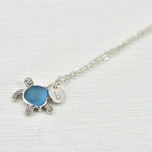 Collar de tortuga pequeña con inicial personalizada en plata delicada, elegante collar de plata con iniciales de tortuga, collar de tortuga con letras simples