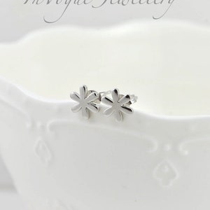 Pendientes delicados de plata de ley, pendientes simples de niña de flores, pendientes florales de tachuelas de damas de honor delicadas, pequeñas joyas florales,