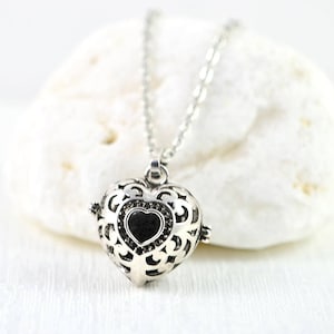 Herz Diffusor Aromatherapie Halskette Lavastein für ätherische Öle, wunderschöne Lava Herz Medaillon Silber Filigrane Öl Diffusor Anhänger Halskette