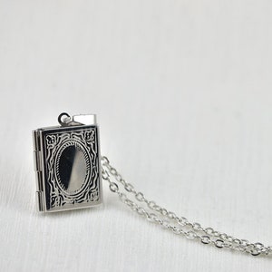 Zilveren boekenmedaillonketting · Rechthoekig medaillon met foto · Ruimte voor 2 foto's · Aandenken · Herinneringsketting · Gepersonaliseerd cadeau voor haar