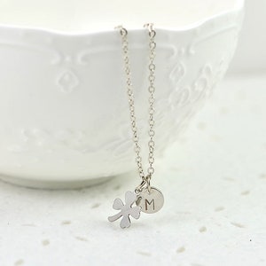 Collar personalizado de plata con trébol de cuatro hojas, elegante y delicado collar de plata con iniciales de trébol, collar de plata con trébol de letras.