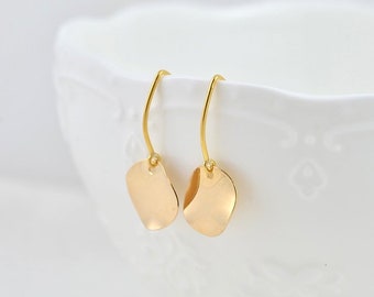 Simple Dainty Gold Disc Earrings, Elegant Hammered Disc Gold Earrings, Everyday Mothers Day Drop Earrings, Bridesmaids Gold Jewellery Gift