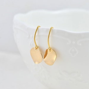Simple Dainty Gold Disc Earrings, Elegant Hammered Disc Gold Earrings, Everyday Mothers Day Drop Earrings, Bridesmaids Gold Jewellery Gift