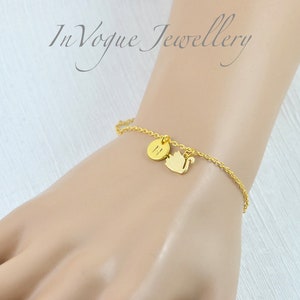 Pulsera delicada de cisne dorado, joyería sencilla de cisne, pulsera personalizada con iniciales grabadas para damas de honor, pulsera elegante con letras doradas.