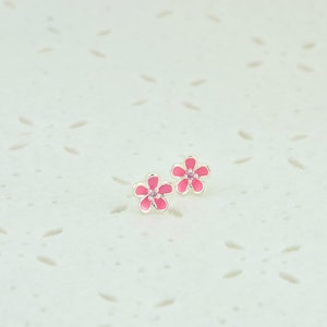 Delicados pendientes de botón de plata esterlina con diseño floral rosa para niña, pendientes rosas, elegantes pendientes de botón de plata hipoalergénicos con margaritas minimalistas