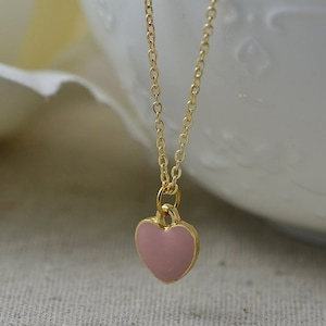 Rosa Herz-Halskette, zierlicher Herz-Gold & rosa Halsketten-Anhänger, Herz-Schmuck, Minimalist rosa Herz-Gold-Halskette, Brautjungfern-Halskette
