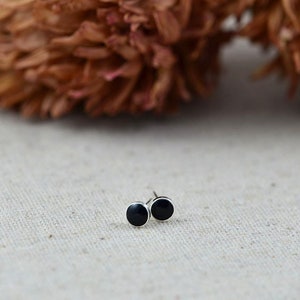 Pendientes negros de botón, pendientes redondos de plata de ley, pendientes minimalistas hipoalergénicos de 5 mm.