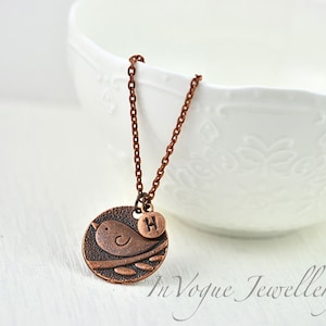 Collar personalizado de pájaro en alambre, collar de iniciales de cobre collar de letras elegante y simple, lindo collar redondo de cobre de pájaro personalizado