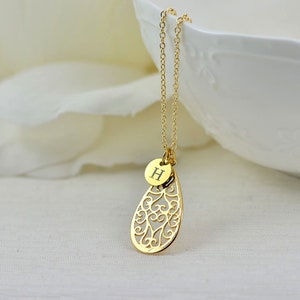 Collar inicial grabado en oro, collar de damas de honor personalizado, elegante collar de oro con iniciales de lágrima de lámpara de araña, collar de letras simples