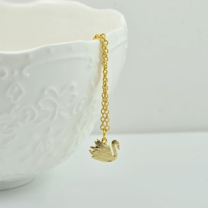 Collar personalizado de oro con cisne delicado, collar elegante pequeño con iniciales de oro, collar de oro claro con iniciales de cisne diminutas, collar con letras sencillas